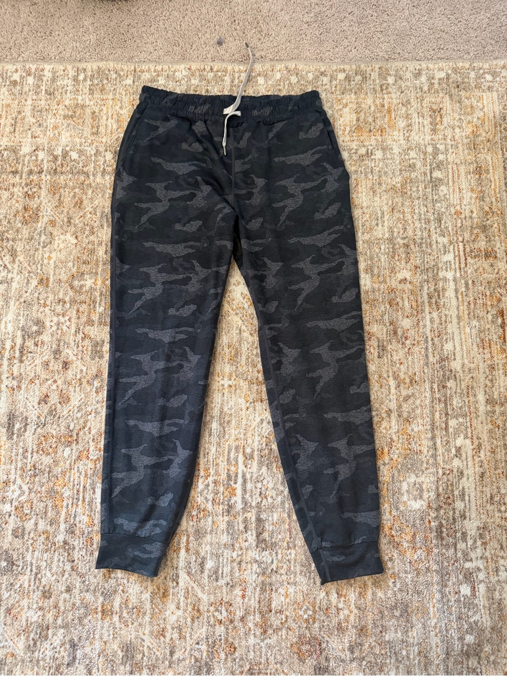 Vuori Black Camo Halo Joggers - Charcoal & Black size small